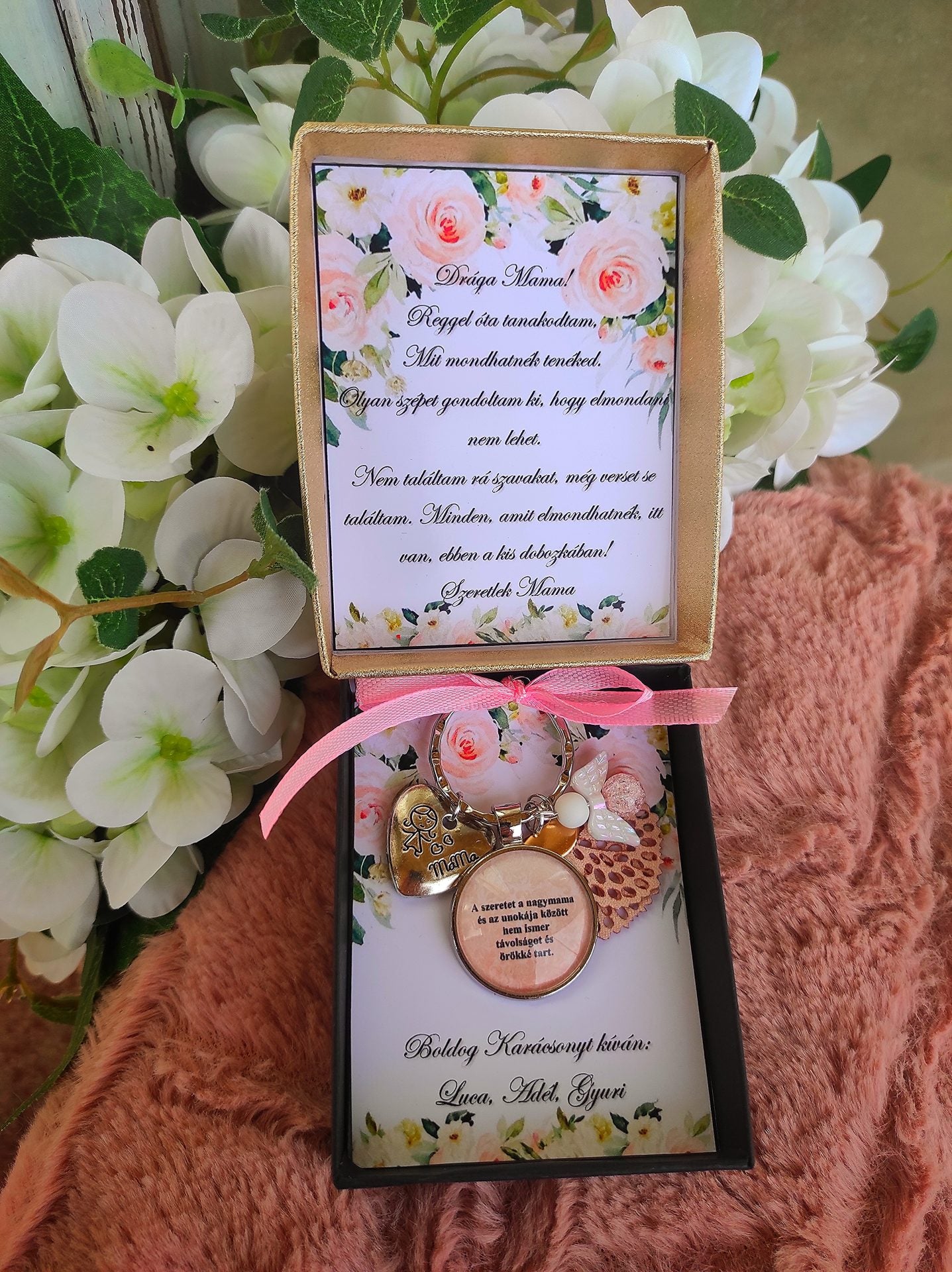 Egyedi dobozos nagymama kulcstartó